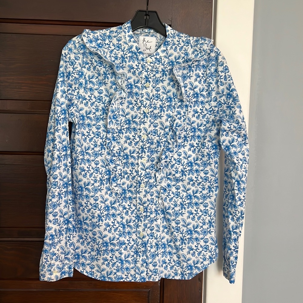 Rochelle Behrens - the Shirt in blue and white floral pattern